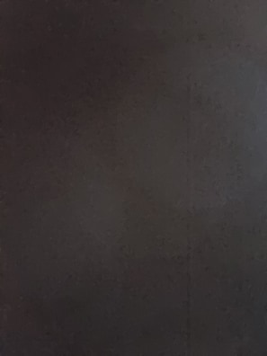 Uma superfície escura e uniforme, sem detalhes visíveis.
