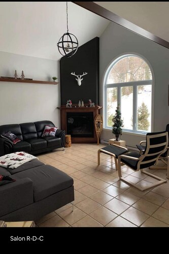 Ski-in/ski-out chalet, at the foot of Mont-Édouard, sleeps 14.
