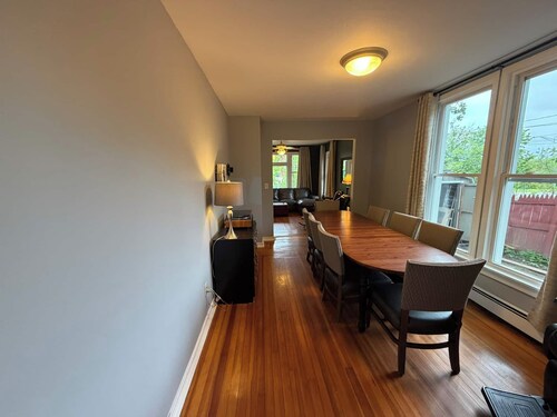 Sauna and Cold Plunge. Walk to Downtown and Skidmore. Sleeps 8, Step-Free, Dogs