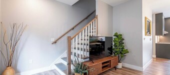 4-bed townhouse with AC near downtown