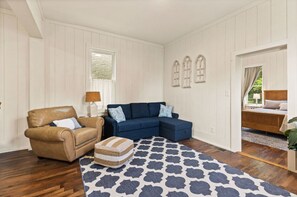 Living area - Fully renovated home in the heart of Quincy (Quincy)