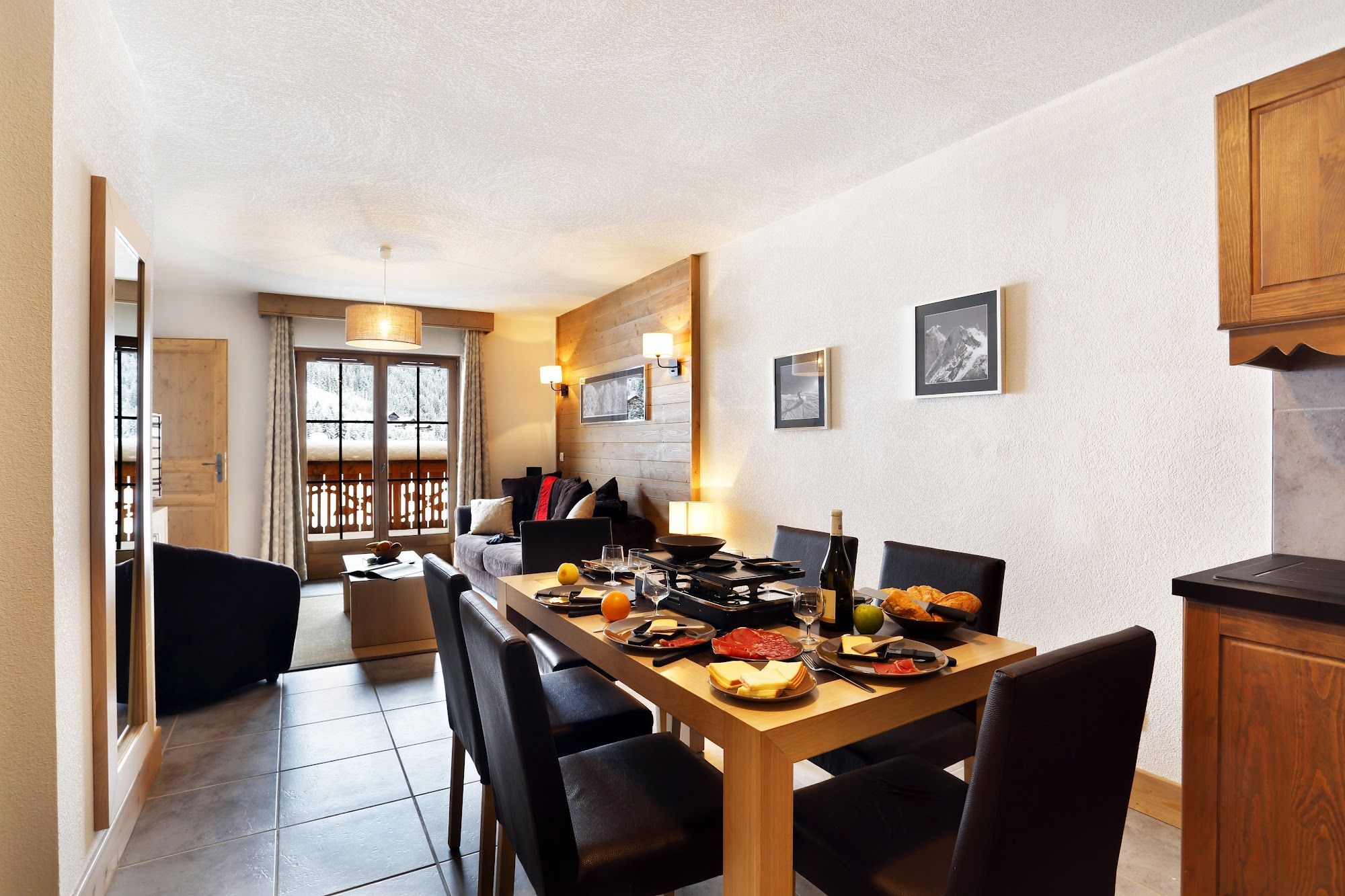 Un espace repas comprenant une longue table, des chaises et une variété de plats.