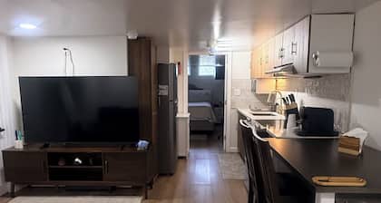 Cozy lower level with AC in Lincoln totally private kitchen and bath