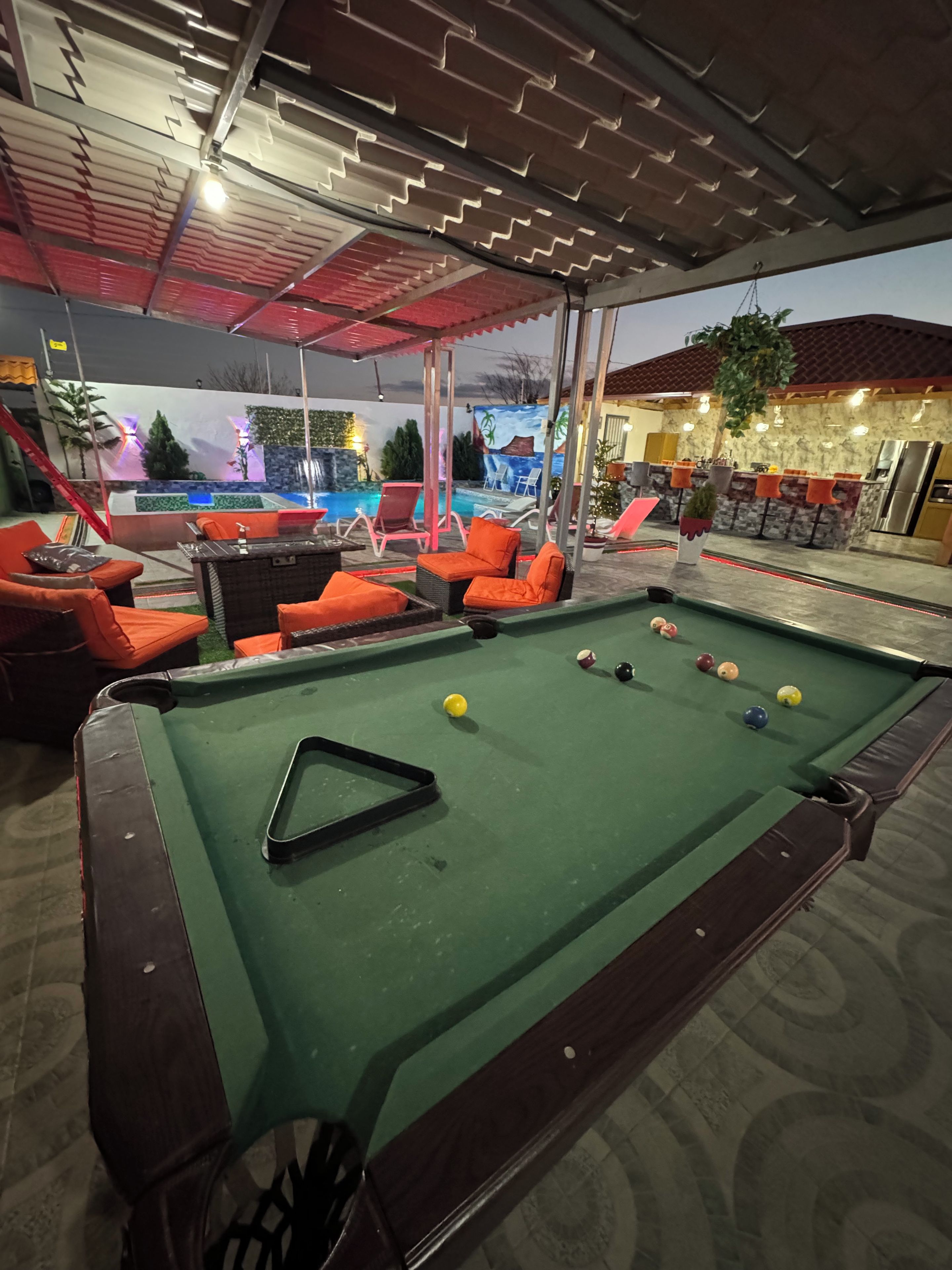 Une table de billard avec des billes, une table de billard, et encore une table de billard.