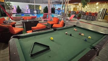 Une table de billard avec des billes, une table de billard, et encore une table de billard.