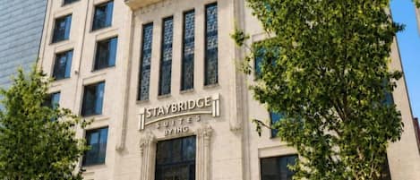 A building with a sign that reads 'Staybridge Suites Byng.'