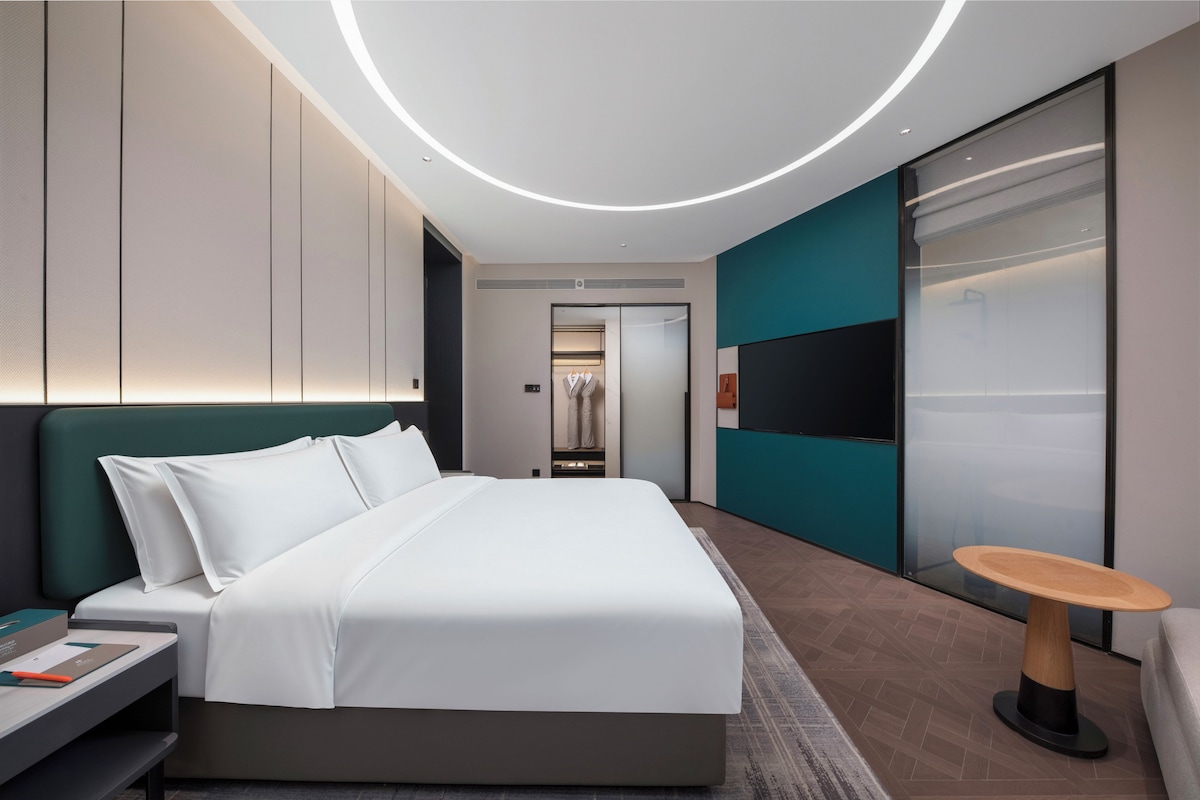 Suite, 1 soverom (Dining Area) | Safe på rommet, wi-fi (inkludert) og sengetøy