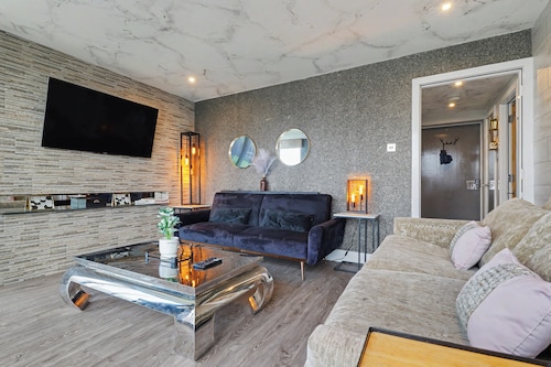 NEW | 2 Bedroom Glasgow Penthouse with Rooftop Terrace