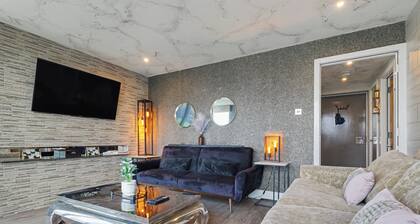 NEW | 2 Bedroom Glasgow Penthouse with Rooftop Terrace