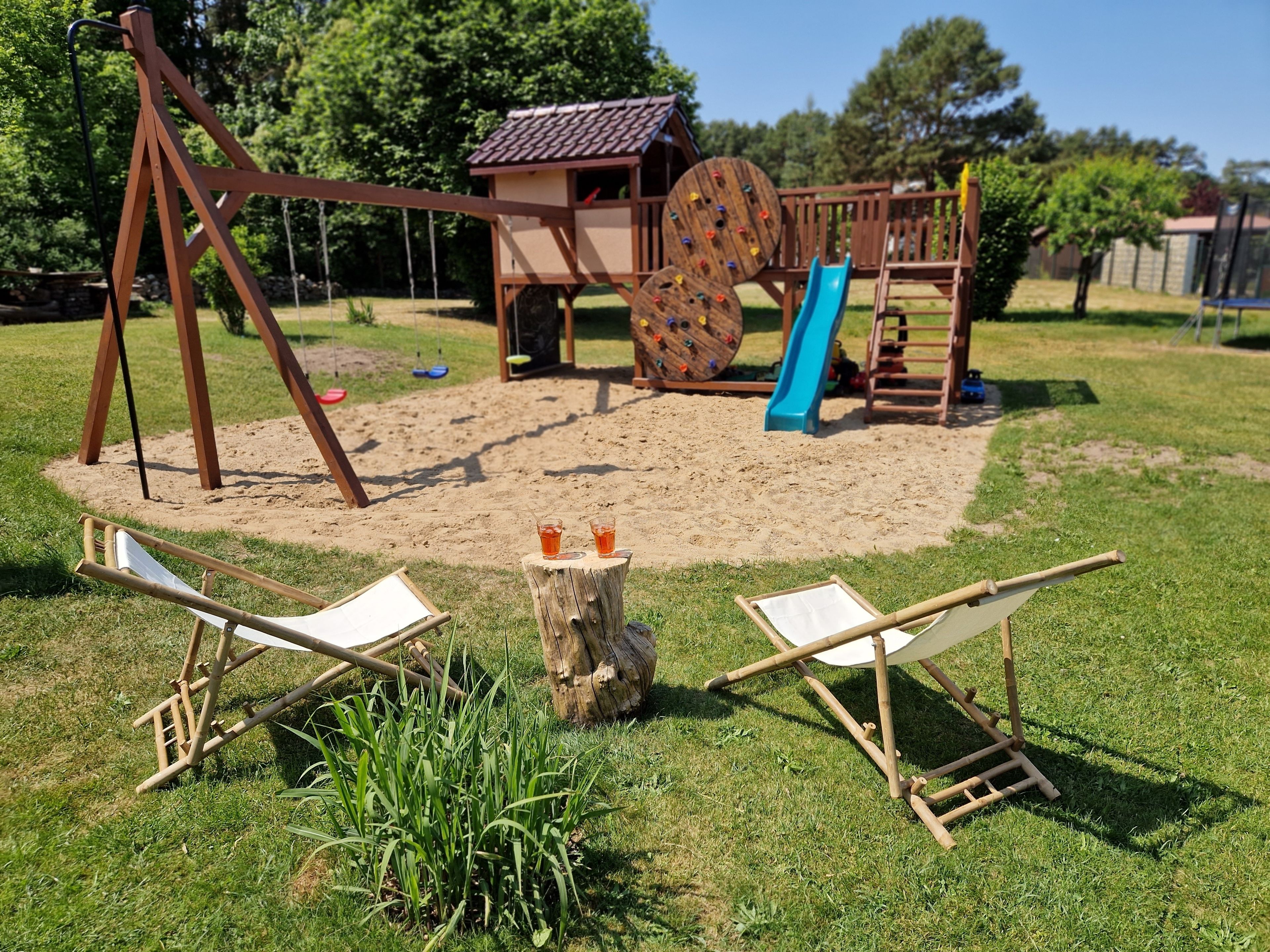 Ein Spielplatz mit Schaukeln, Rutschen und Klettergerüsten.