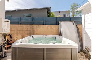 Outdoor spa tub - Cozy 1-bedroom bungalow in Venice Hot Tub + short walk to the beach! (Los Angeles)