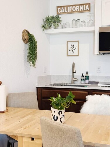 Cozy King Bed Suite | Near Shopping & DT Visalia