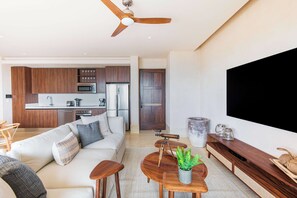 Ein modernes Wohnzimmer mit Sofa, Couchtisch und TV-Schrank.