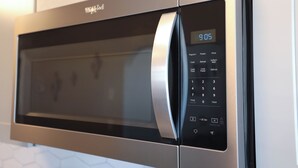 Un forno a microonde con display digitale e pannello di controllo.