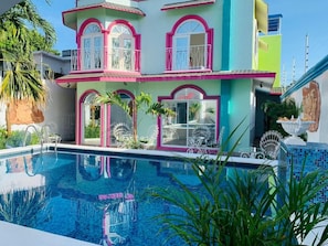 A multi-story building with a swimming pool in the foreground. - The Quetzal Cancun (Cancún)