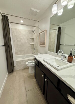 A modern bathroom with a bathtub, toilet, and sink. - 3-Bedroom Townhouse with Mountain and Lake Views. Sleep 9 (Heber City)