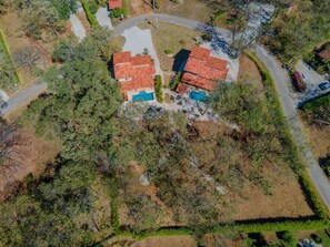 Zona residencial amb dues cases, una piscina i un carrer.