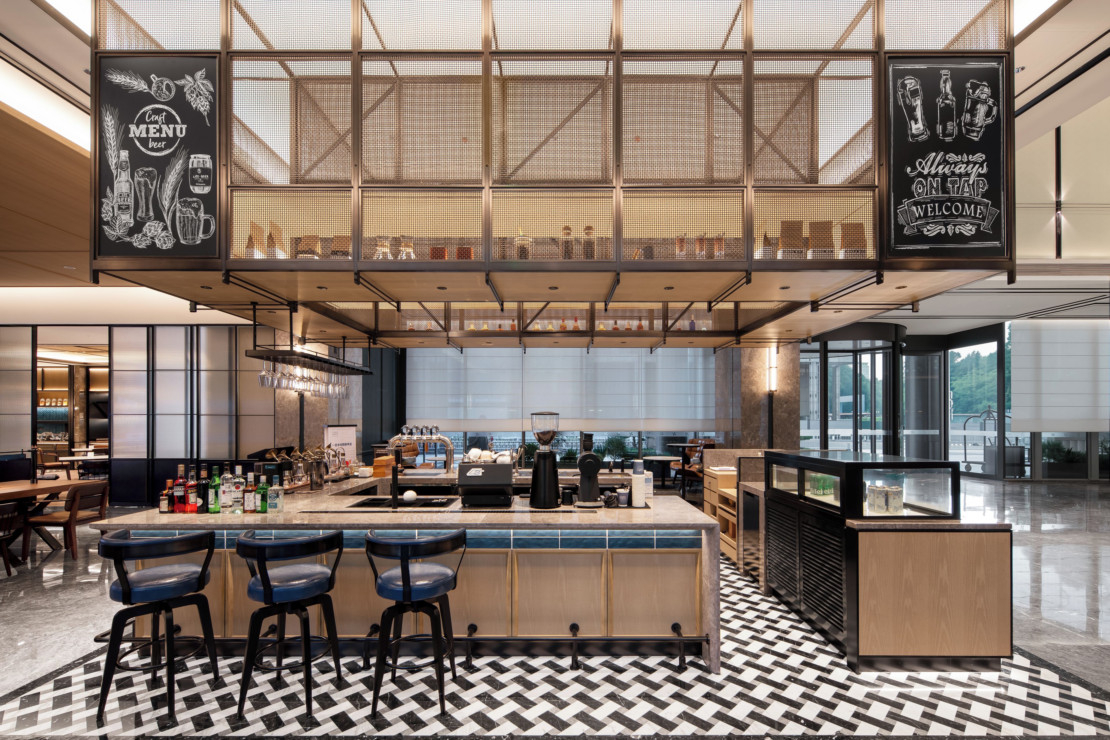 Een moderne bar met een zwart-wit geruit vloertje, barstoelen en een toonbank met verschillende flessen.