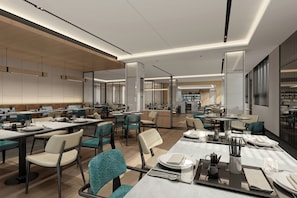 Un comedor moderno con varias mesas y sillas, una barra central y vista al área de la cocina.