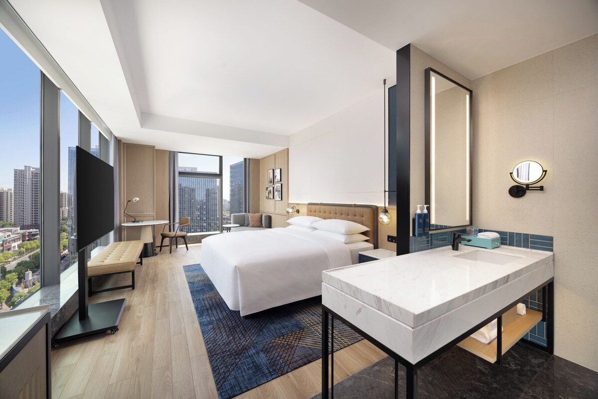 Quarto empresarial, 1 cama King | Wi-Fi de cortesia