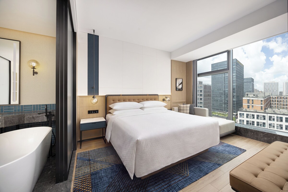 Suíte empresarial, 1 cama King | Wi-Fi de cortesia