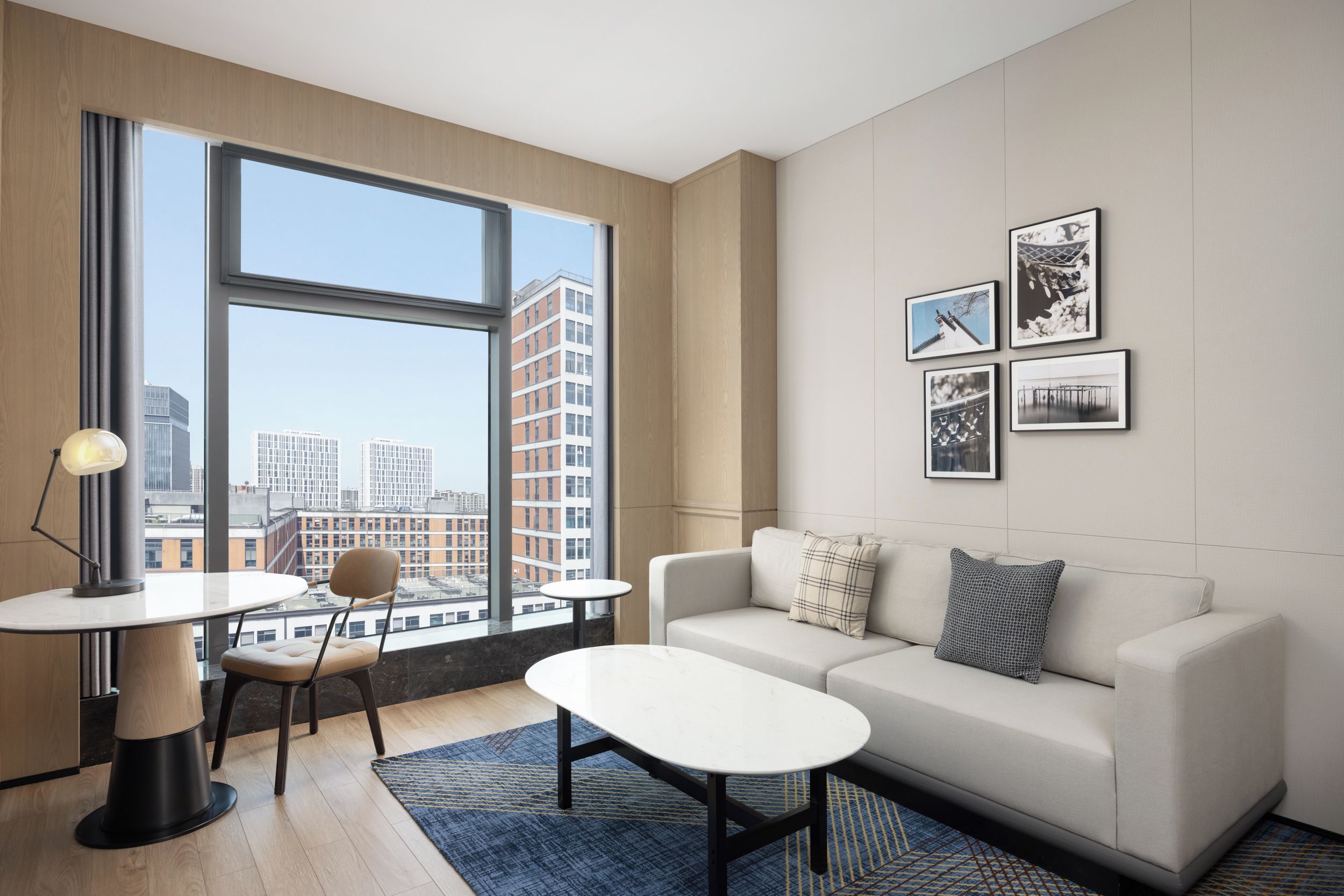 Business Suite, 1 King Bed | WiFi (free)