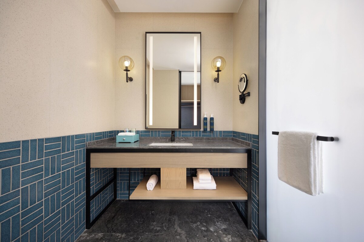 Quarto superior, 1 cama King | Banheiro