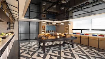 Una cocina moderna con piso de diseño geométrico, una isla central con alimentos y luminarias colgantes.