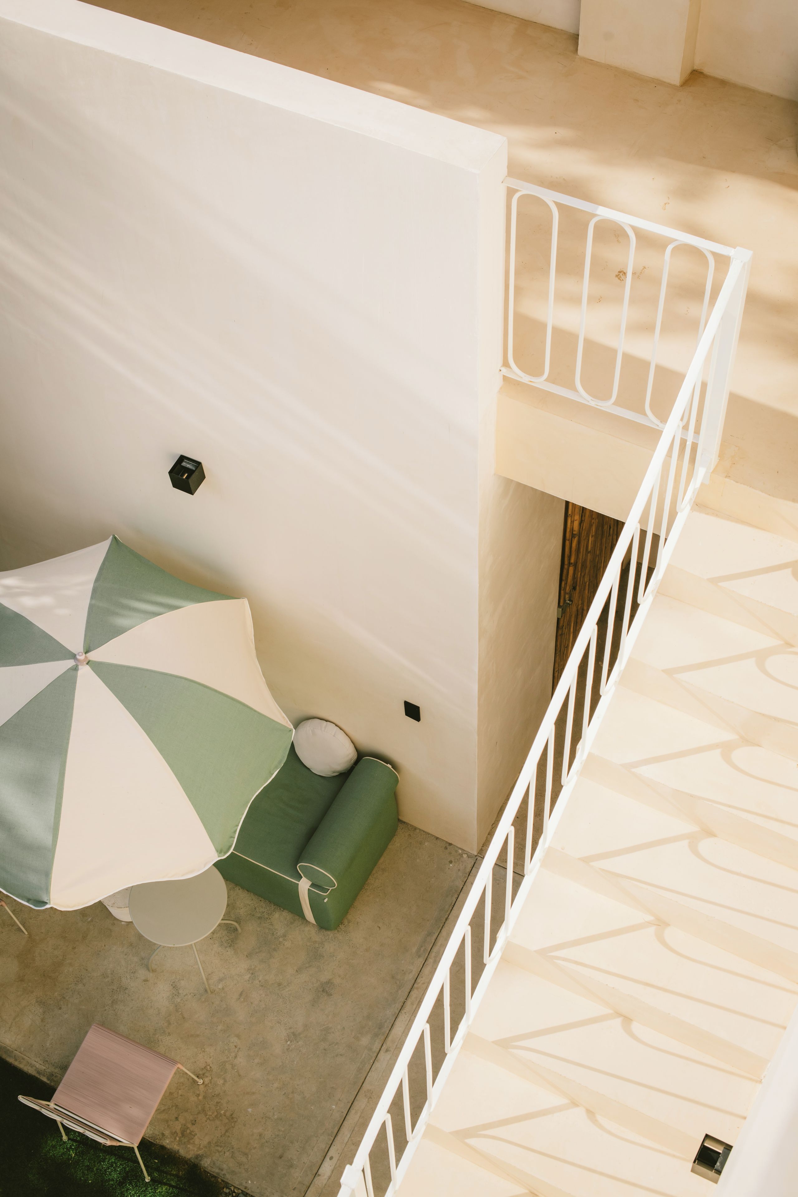 Une pièce avec un lit, une petite table et une chaise.