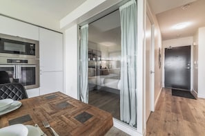 Interior - Spacious Downtown 2BR plus Den Free Parking & Patio! | Parking Available (Toronto)