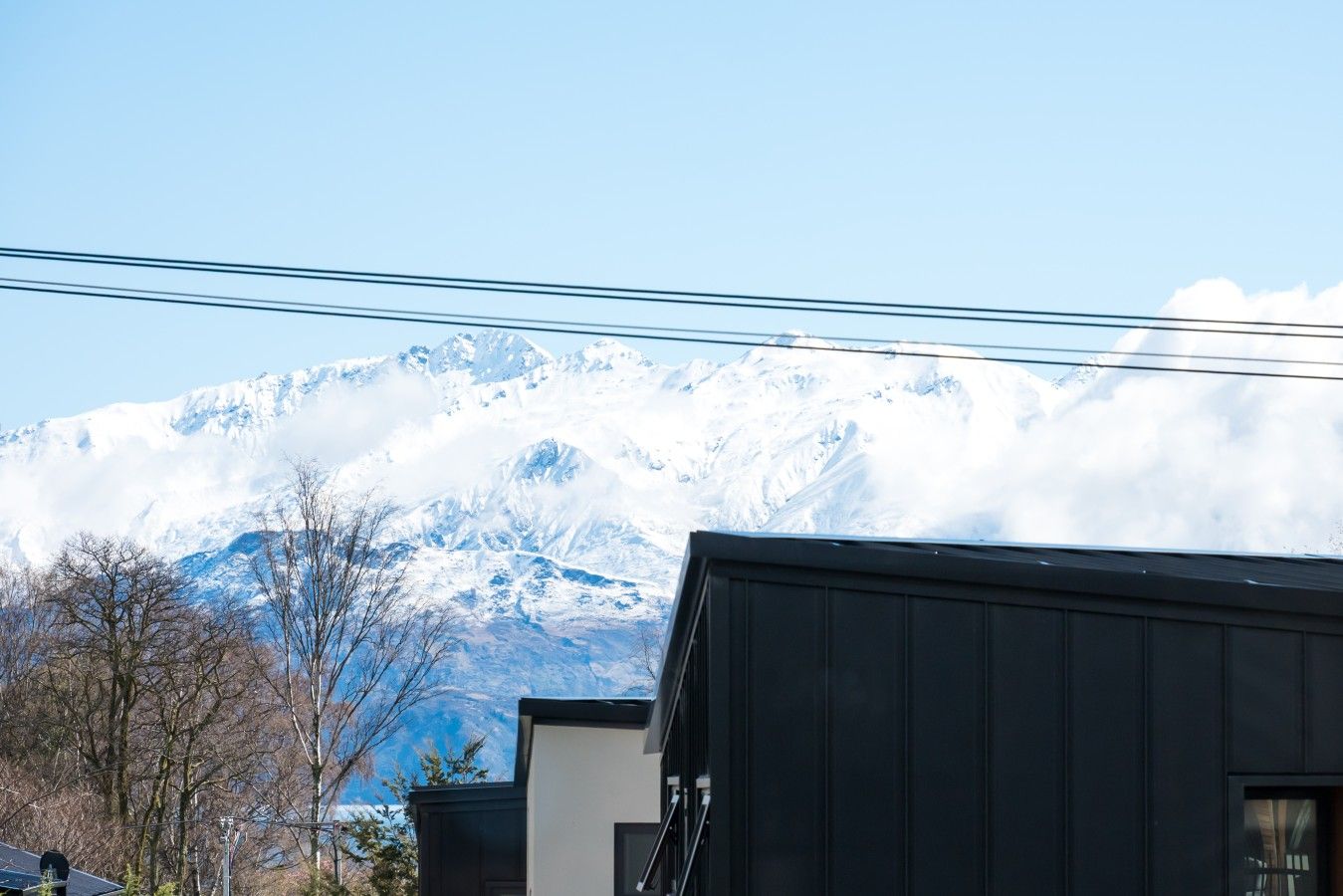 Ein Gebirge mit schneebedeckten Gipfeln unter blauem Himmel.