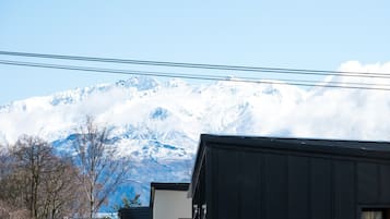 Ein Gebirge mit schneebedeckten Gipfeln unter blauem Himmel.