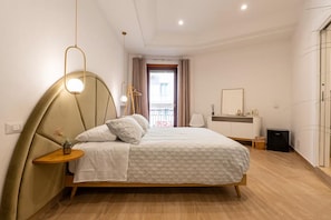 A modern bedroom with a bed, bedside table, lamp, and a view of the outside. - Room 'Armonica Rooms - Camera Agape' with Balcony, Wi-Fi and Air Conditioning (Castellammare di Stabia)
