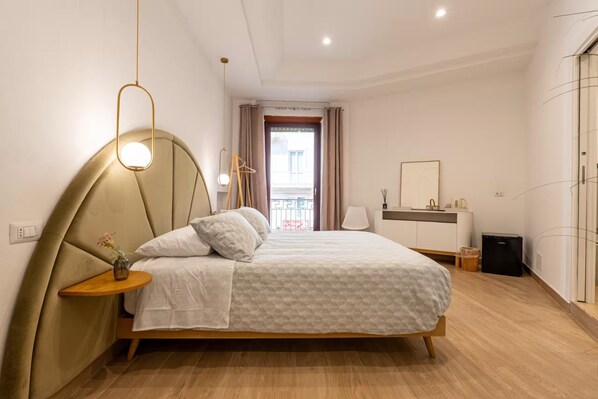Una camera da letto moderna con un letto, un comodino, una lampada e vista all'esterno.