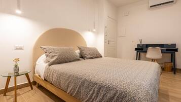 Ein Schlafzimmer mit einem Bett, einem Nachttisch und einem Schreibtisch.