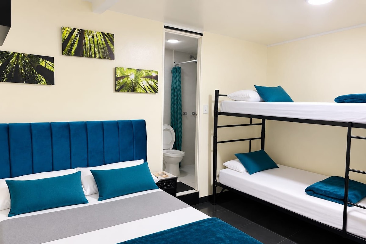 Una habitación con literas, una cama individual y zona de ducha.
