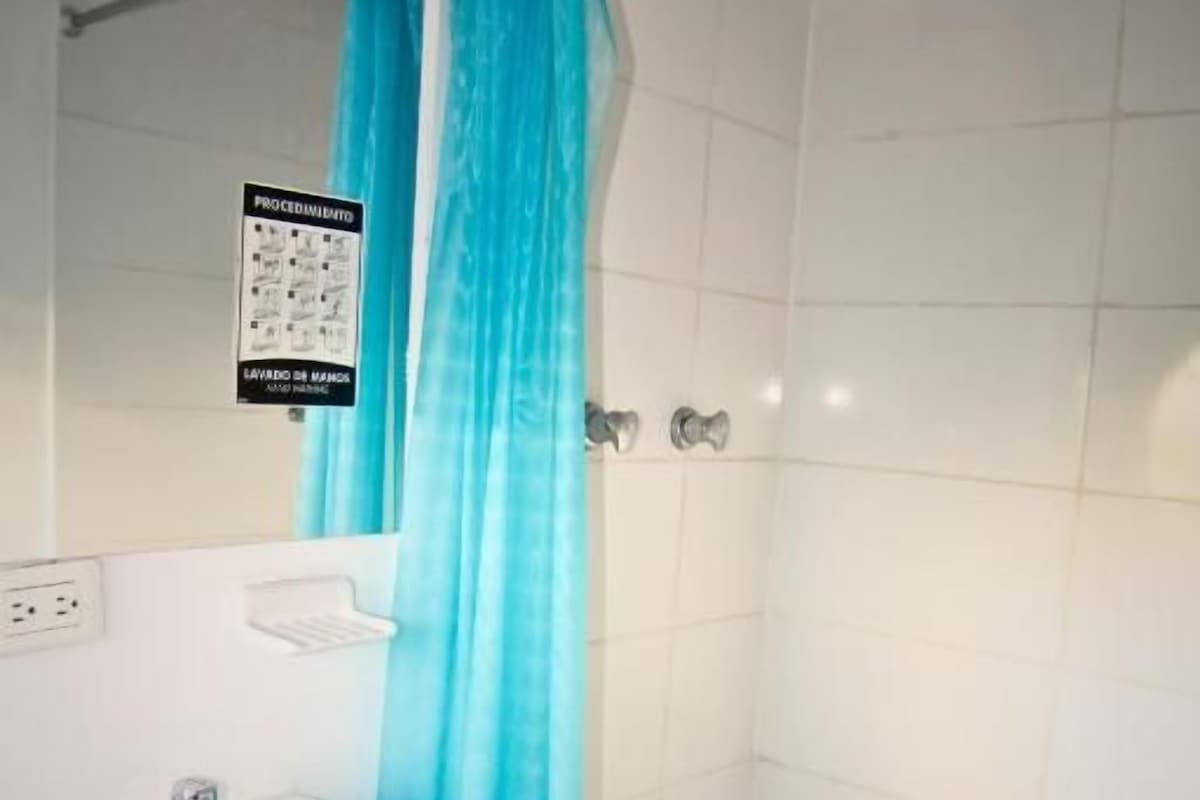 Ducha, toallas, jabón y papel higiénico