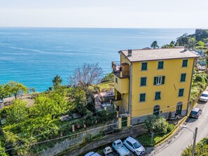 A yellow building with a balcony overlooking a coastal area. - Marienkäfer by Interhome (Corniglia)