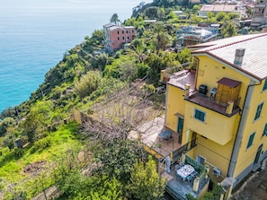 A coastal building with a balcony overlooking a garden and the sea. - Marienkäfer by Interhome (Corniglia)