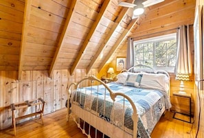 Room - Red Door Cottage. Close to town! Pet-friendly! (Twain Harte)