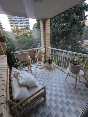 Property grounds - Main Beach Surf Shack - pet friendly & parking (Main Beach)