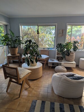 Interior - Main Beach Surf Shack - pet friendly & parking (Main Beach)