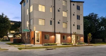 Bishop Arts 6BD 6BA Townhouse Parking Sleeps 12