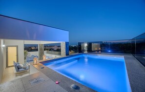 Un área de piscina moderna al aire libre con vistas despejadas del paisaje circundante.
