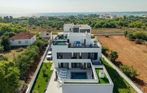 A modern villa with a rooftop pool, surrounded by lush greenery and a view of the sea. - Cozy home in Zaton with sauna (Zaton)