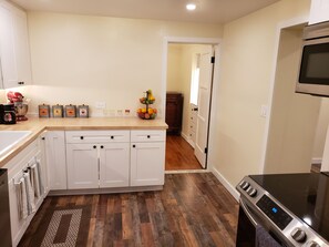 Unclassified image, 4 of 25, button - Remodeled 1930s Dehesa Valley Farmhouse, close to Sycuan Casino and more! (El Cajon)