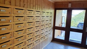 A room with wooden storage units on the wall and a door leading outside. - 2-STAR STUDIO FOR 4 PEOPLE AT THE FOOT OF THE SLOPES. Housekeeping. Weekends and staggered work weeks available upon request. (Saint-Sorlin-d'Arves)