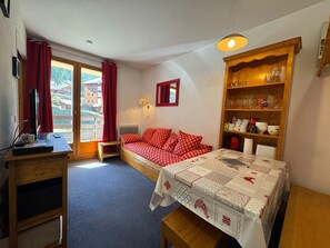 Ein gemütliches Zimmer mit einem Bett, einem Schreibtisch und einem Bücherregal.