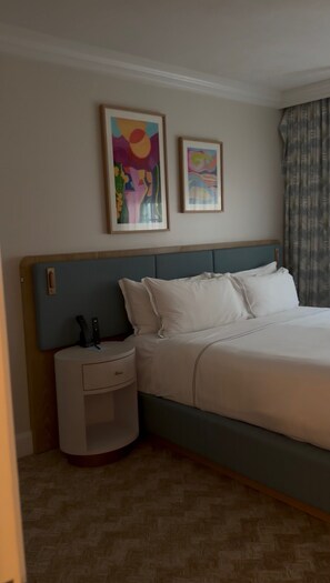 A hotel room with a bed, bedside tables, and two framed artworks on the wall. - First-floor 3BR beachfront Lily 4102, Ritz Club Great Bay (Nazareth)