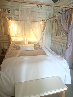 A four-poster bed with a canopy, a bedside table, and a bench. - The Beach House - 3 Bedrooms (Schellinkhout)